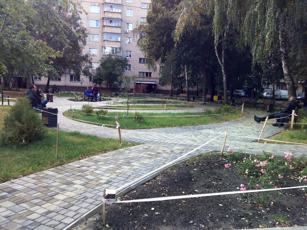 Паркова зона у дворі 
