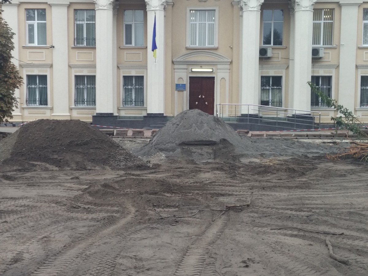 Перед Броварської місцевою прокуратурою