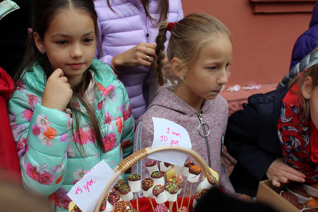благодійний ярмарок у гімназії