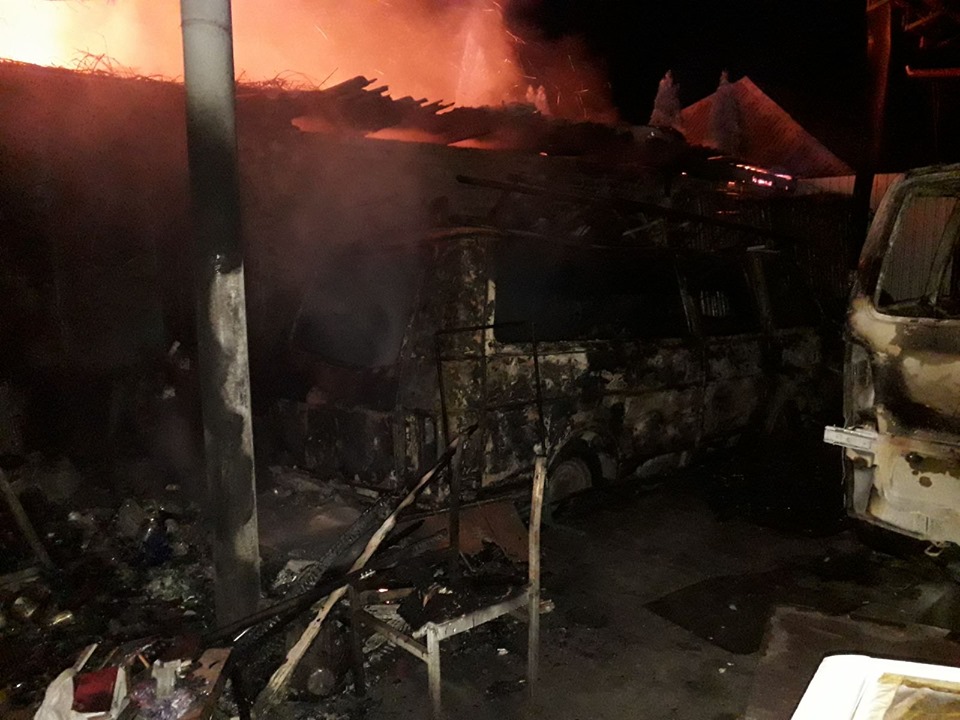 Згоріли дві автівки