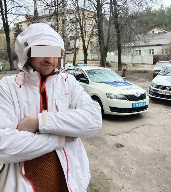 розбив скло у автівці