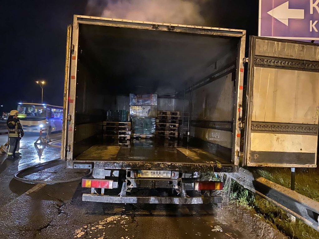 Пожежа вантажного автомобіля на трасі