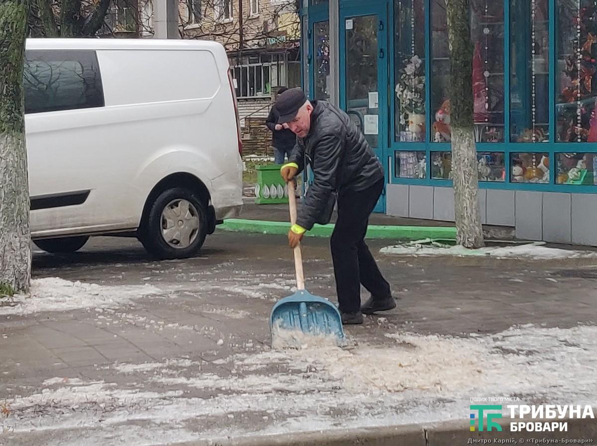 шкребе сніг