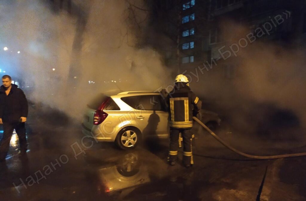 Пожежа горять автомобілі